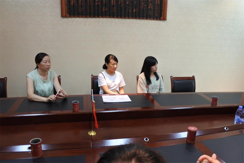 知識改變人的命運，公司職工子女考上大學 單位頒發(fā)助學金