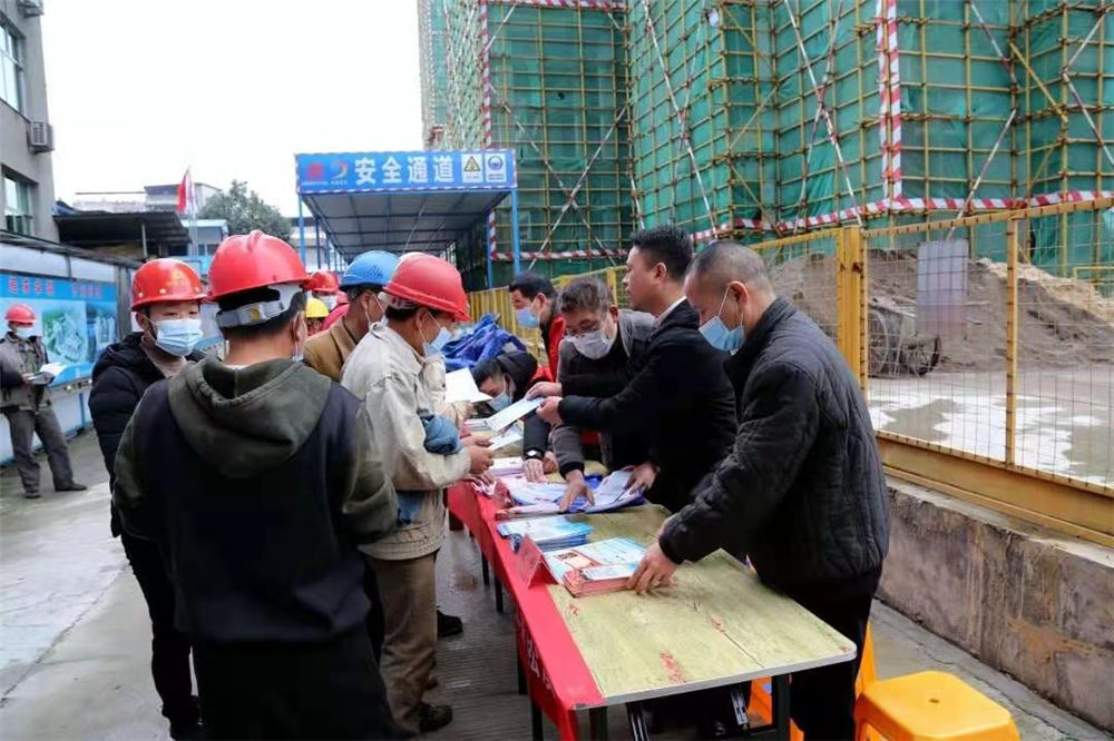 工農(nóng)路農(nóng)貿(mào)市場(chǎng)及安置房綜合體項(xiàng)目部攜手松溪縣總工會(huì)、司法局聯(lián)合開展農(nóng)民工公益法律服務(wù)行動(dòng)