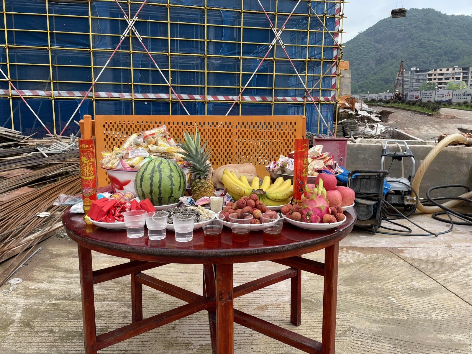 易順建工集團(tuán)有限公司承建的福建松溪經(jīng)濟(jì)開發(fā)區(qū)東園新型紡織專業(yè)園標(biāo)準(zhǔn)化廠房項(xiàng)目一期工程順利封頂！