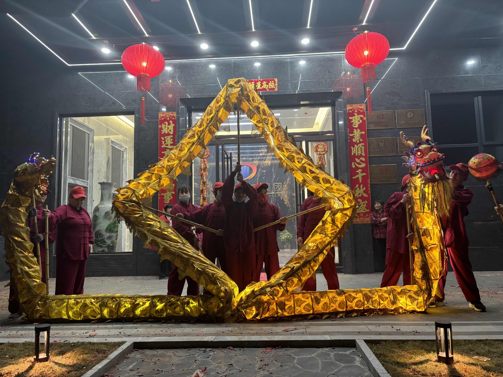 龍舞翩翩，瑞氣盈門！