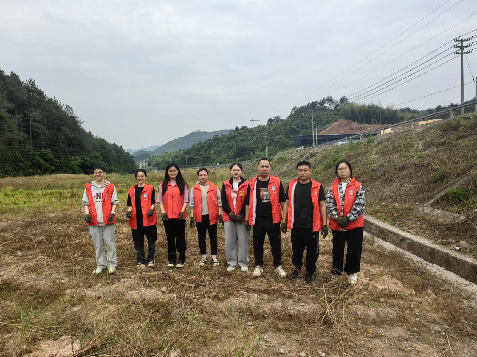易順建工集團有限公司入黨積極分子參加南門村、錢園橋村撂荒地整治活動