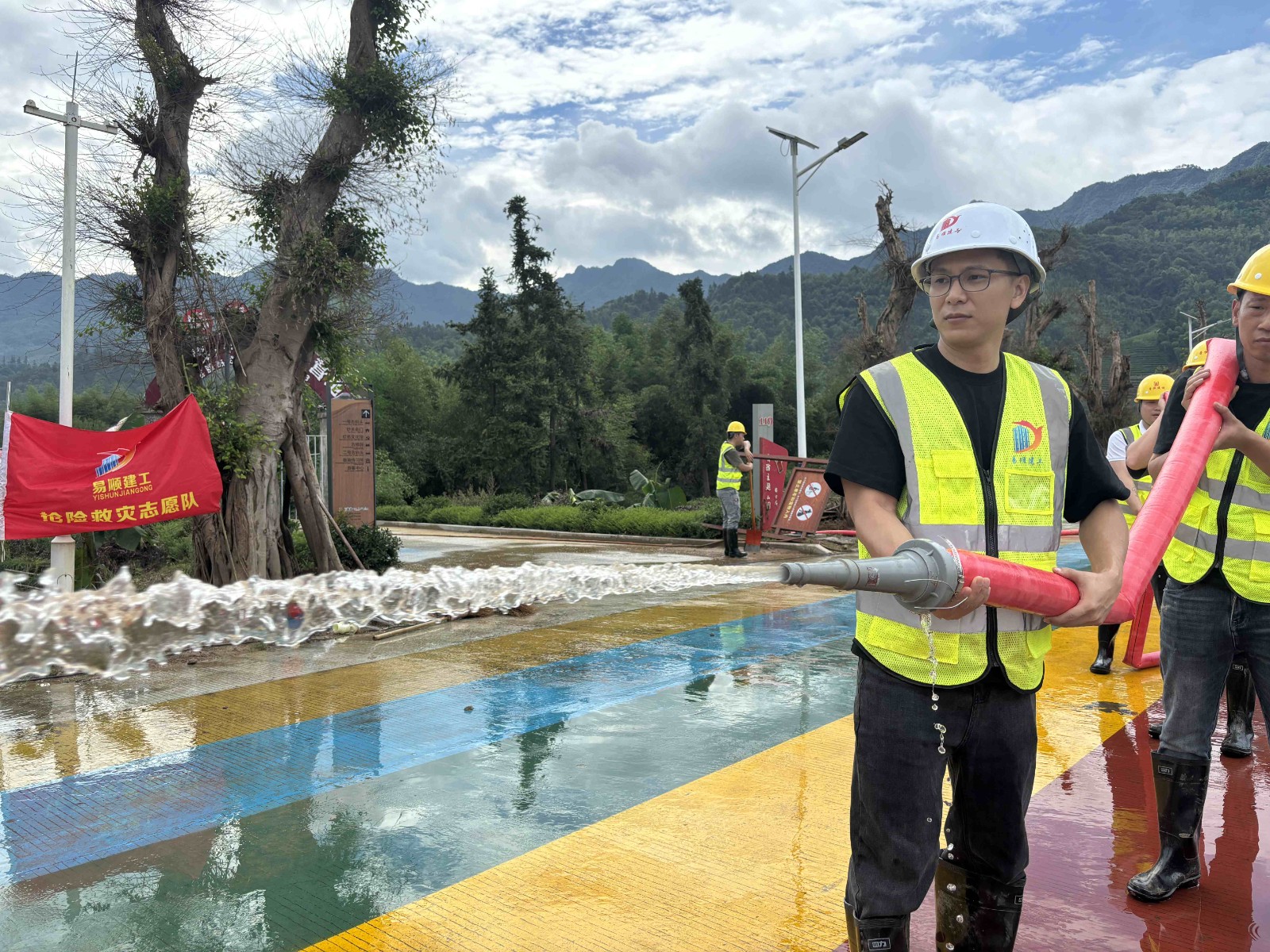易順建工集團(tuán)有限公司總經(jīng)理李晉恒率領(lǐng)廣東子公司、廈門分公司負(fù)責(zé)人馳援梅口埠 助力災(zāi)后淤泥垃圾清理工作