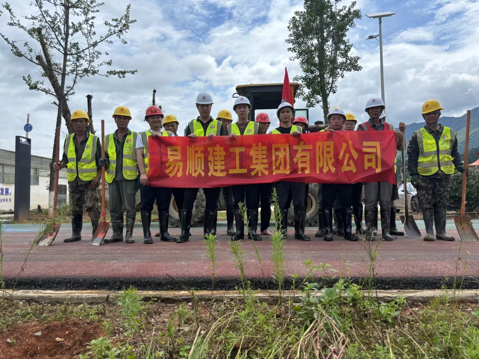 易順建工集團(tuán)有限公司總經(jīng)理李晉恒率領(lǐng)廣東子公司、廈門分公司負(fù)責(zé)人馳援梅口埠 助力災(zāi)后淤泥垃圾清理工作