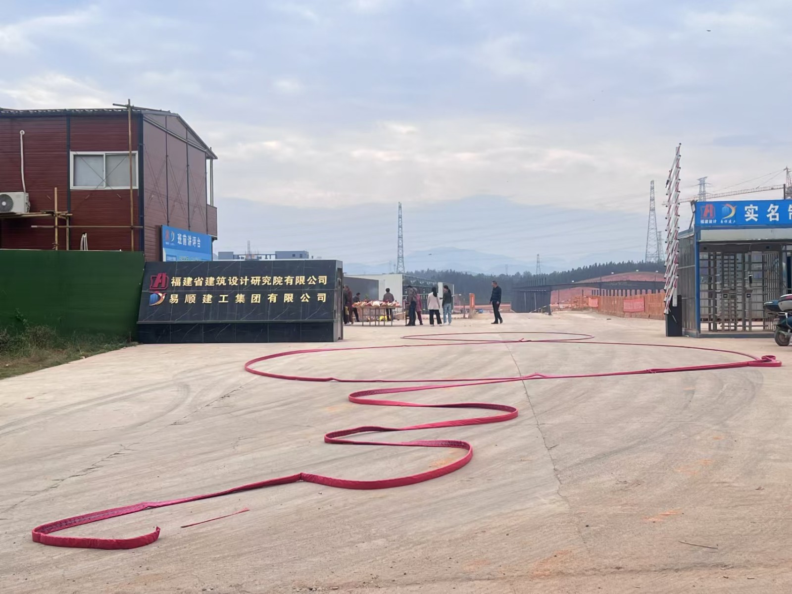 易順建工集團(tuán)有限公司承建的松溪縣三和循環(huán)經(jīng)濟(jì)產(chǎn)業(yè)園標(biāo)準(zhǔn)化廠房和基礎(chǔ)設(shè)施提升項(xiàng)目——標(biāo)準(zhǔn)化廠房建設(shè)項(xiàng)目封頂大吉！