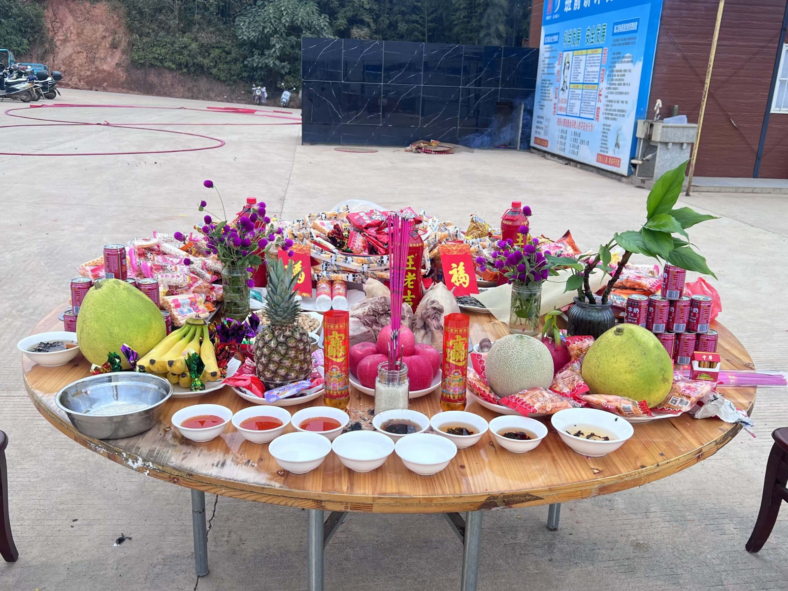 易順建工集團(tuán)有限公司承建的松溪縣三和循環(huán)經(jīng)濟(jì)產(chǎn)業(yè)園標(biāo)準(zhǔn)化廠房和基礎(chǔ)設(shè)施提升項(xiàng)目——標(biāo)準(zhǔn)化廠房建設(shè)項(xiàng)目封頂大吉！