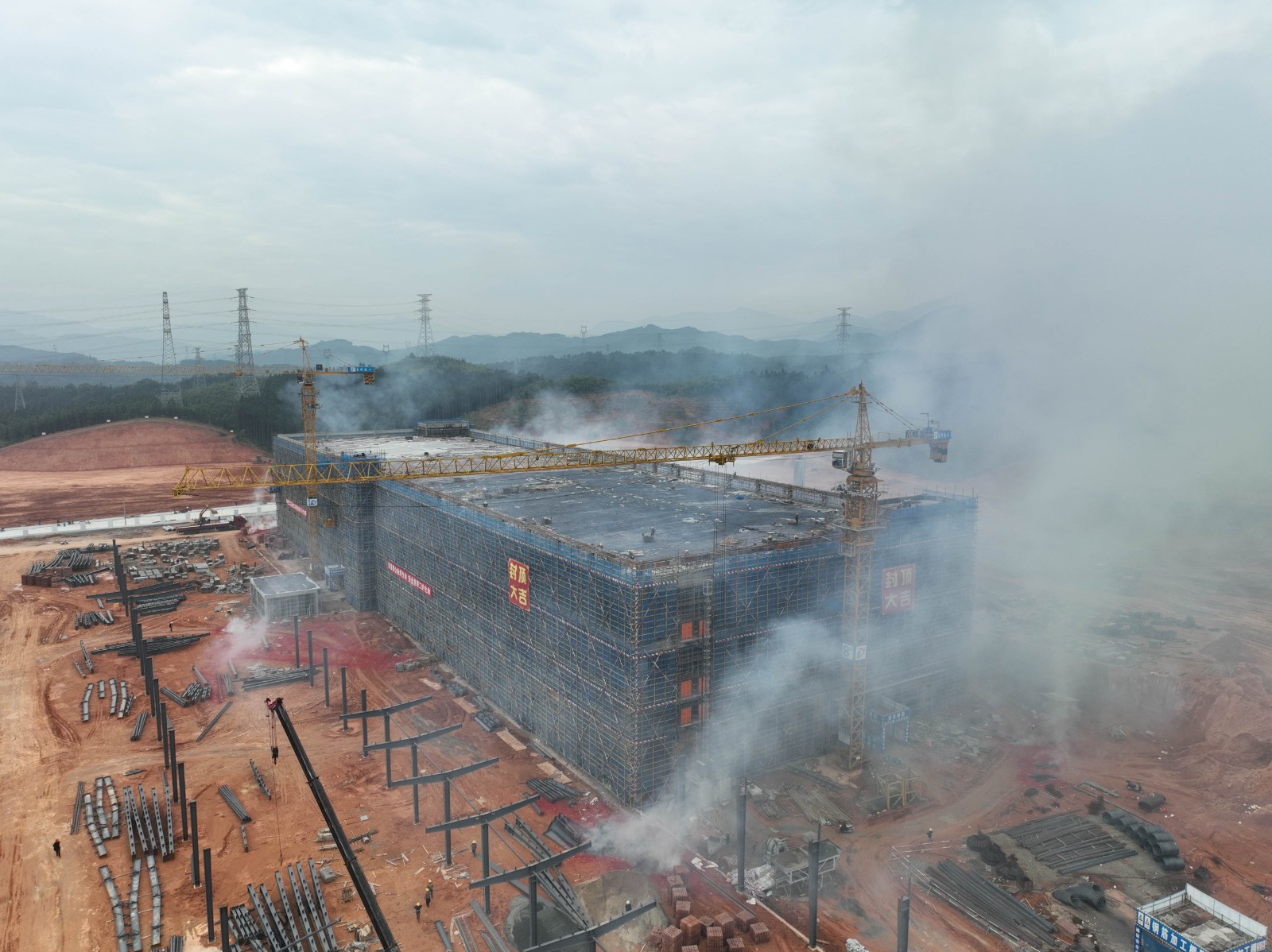 易順建工集團(tuán)有限公司承建的松溪縣三和循環(huán)經(jīng)濟(jì)產(chǎn)業(yè)園標(biāo)準(zhǔn)化廠房和基礎(chǔ)設(shè)施提升項(xiàng)目——標(biāo)準(zhǔn)化廠房建設(shè)項(xiàng)目封頂大吉！