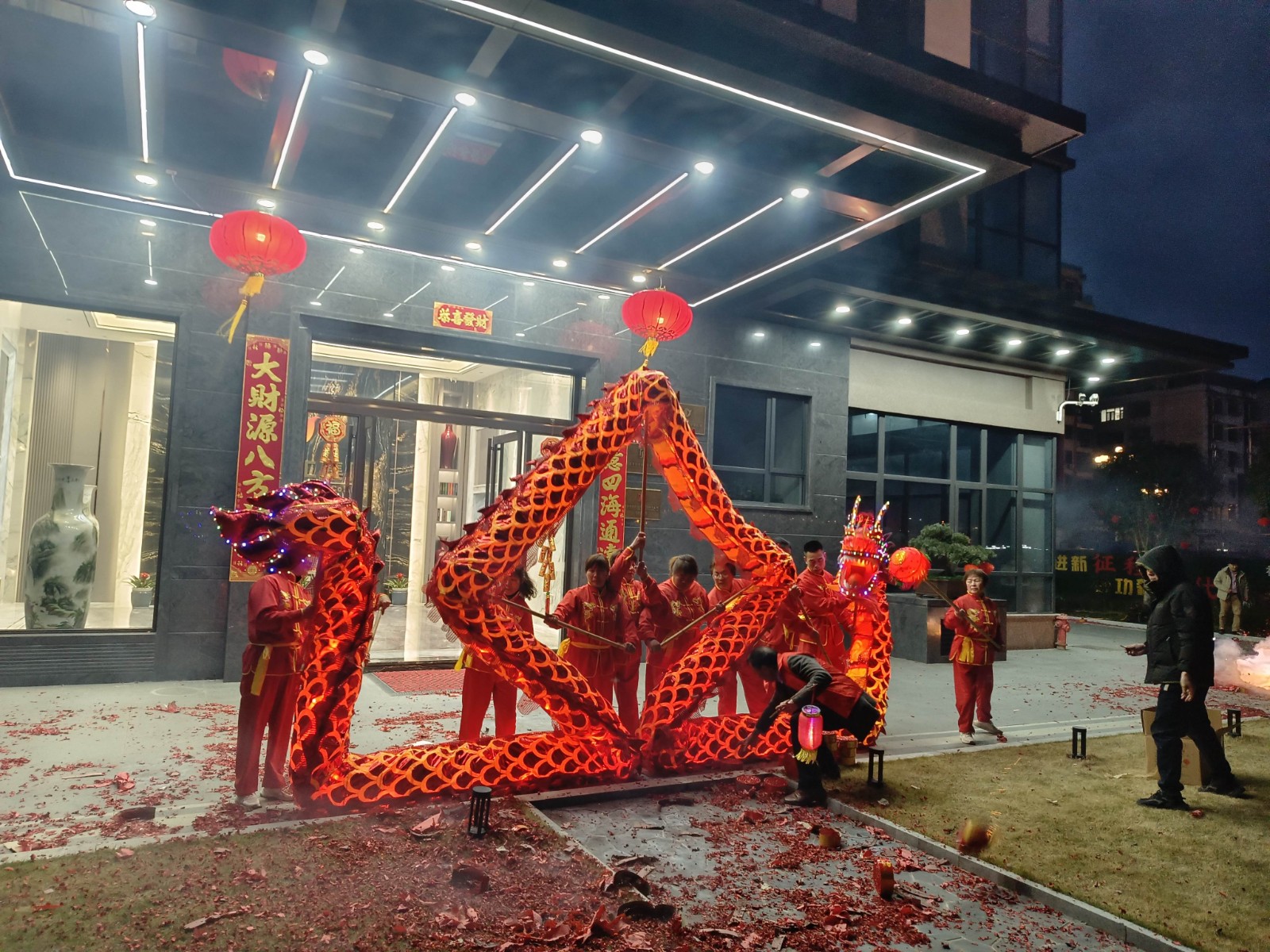 蛇舞新春，龍騰瑞氣