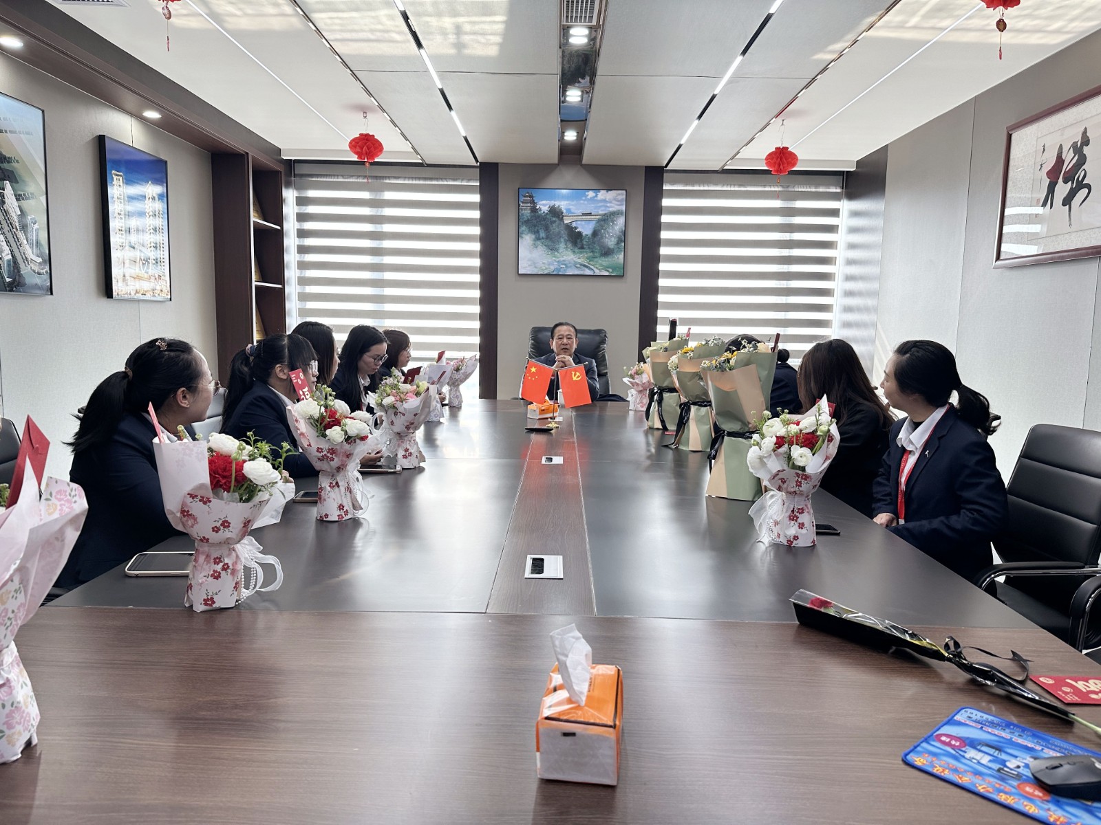 “同心協(xié)力 乘風(fēng)破浪 巾幗力量，再創(chuàng)輝煌”易順建工集團舉行婦女節(jié)慶祝大會